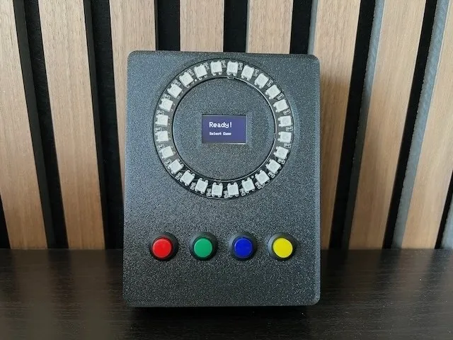 Interaktives LED-Spielgerät mit farbigen Tastern, Display und LED-Ring