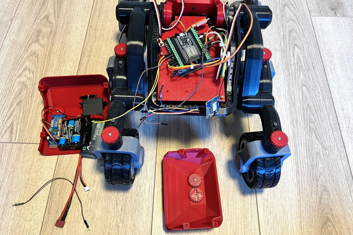 6x6 ESP32 Mars Rover im offenen Aufbau mit sichtbarer Verkabelung und 3D-gedruckten Teilen