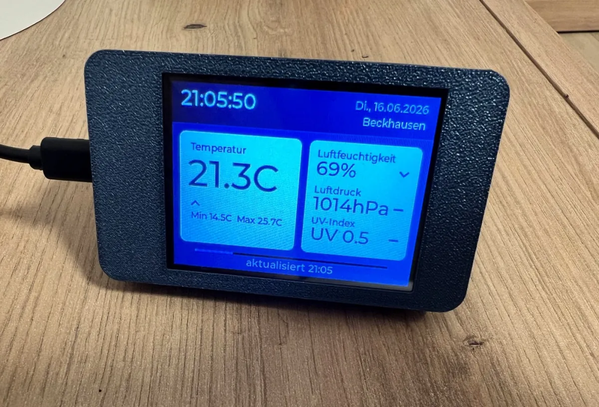 Aktuelles Wetter- und Warndisplay auf der Werkbank mit blau leuchtender Oberfläche
